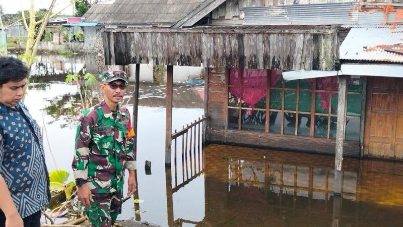 Melalui Komsos Personel Kodim 1009/Tanah Laut Ingatkan Warga Untuk Tetap Waspada Karena Curah Hujan Masih Tinggi