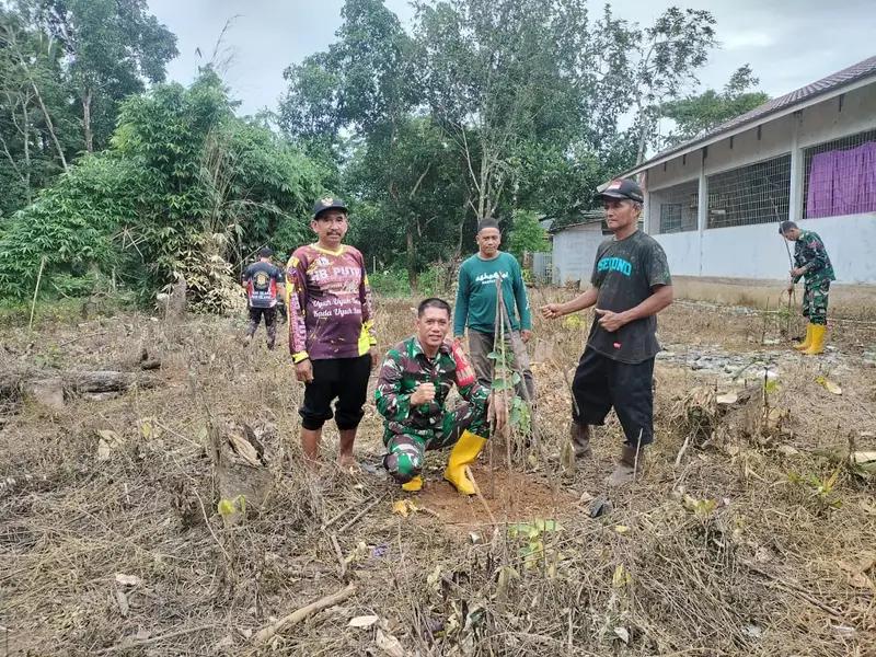Karya Bakti, Babinsa Bersinergi Tanam Pohon Sebagai Aksi Peduli Lingkungan