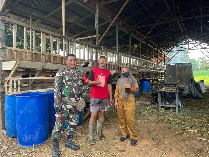 Babinsa Buluminung Bersama PPL Laksanakan Komsos Dengan Peternak Kambing