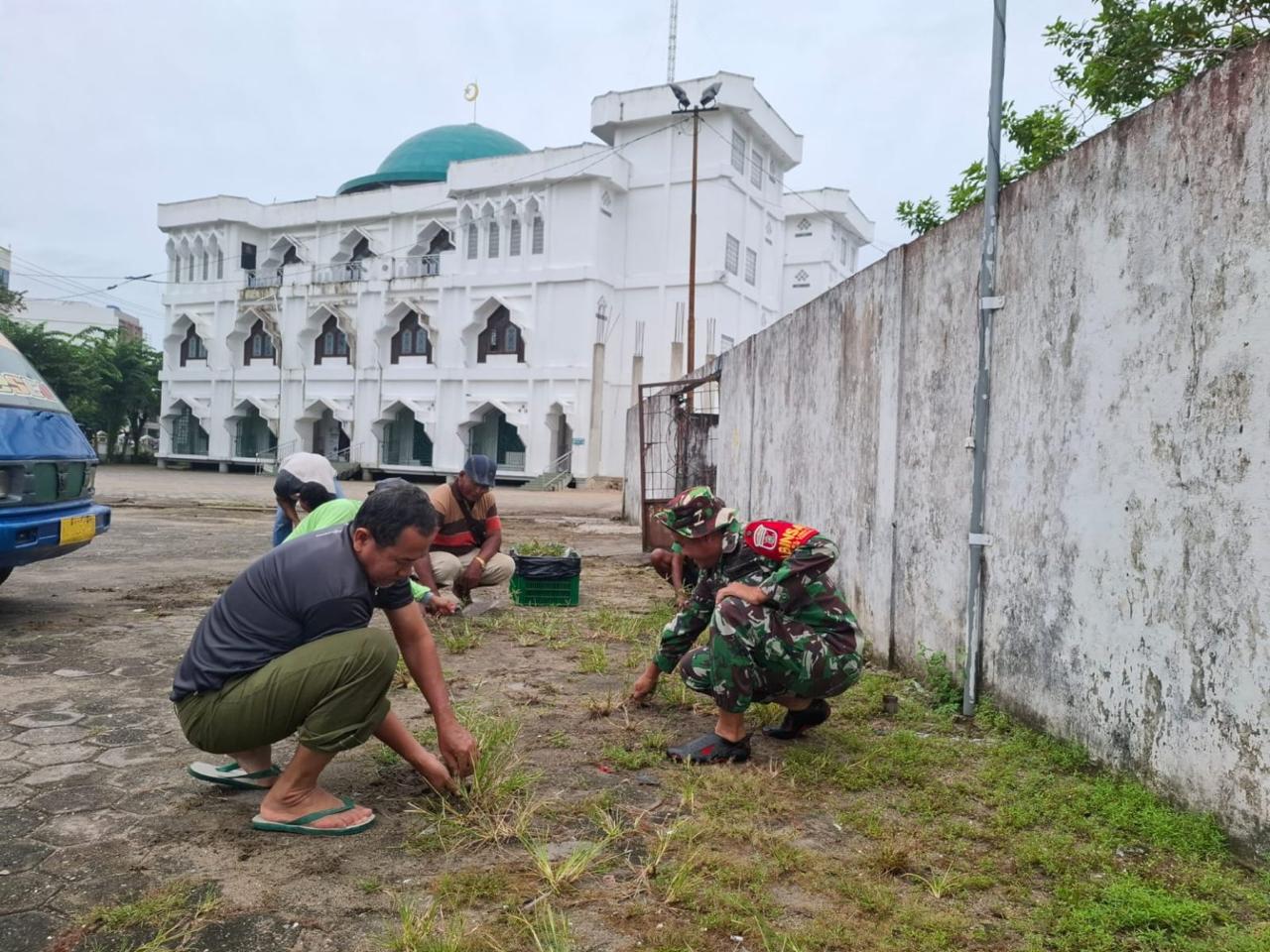 Babinsa Koramil Sepaku Ajak Warganya Bersihkan Mushola Al- Muk’minun