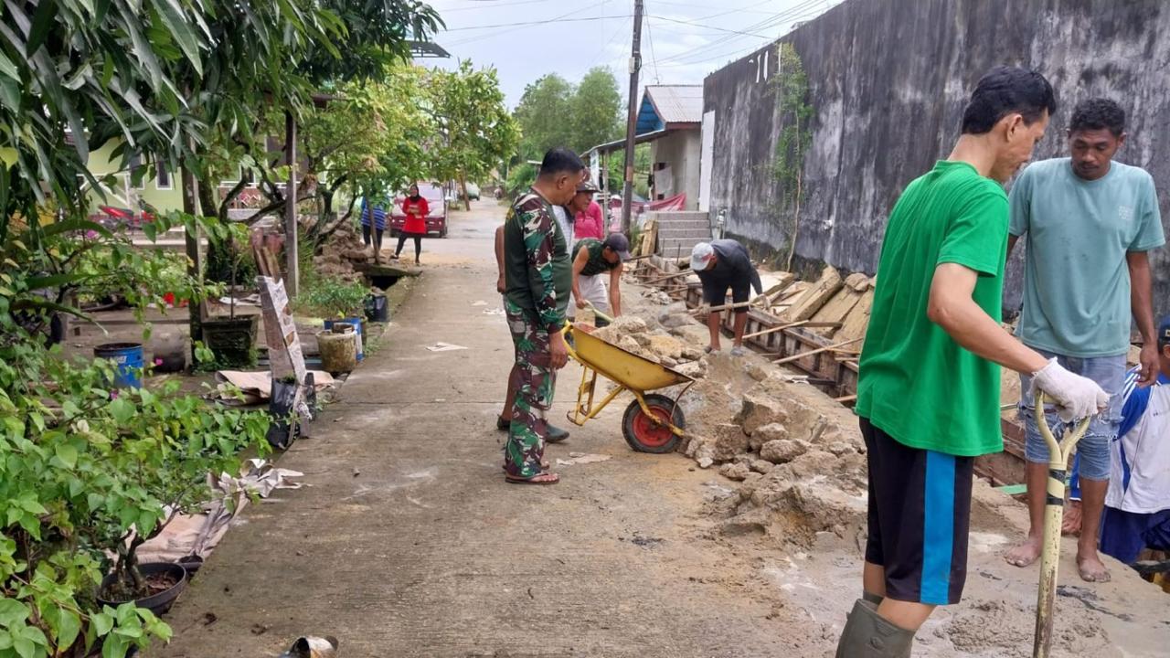 Bersama Warga Babinsa Koramil 0907/03 Tarakan Barat Perbaiki Drainase
