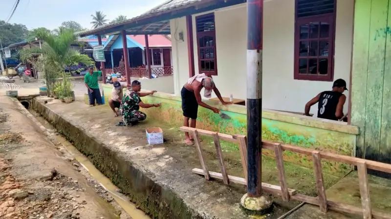 Babinsa Koramil Sepaku Ajak Warganya Bersihkan Mushola Al- Muk’minun