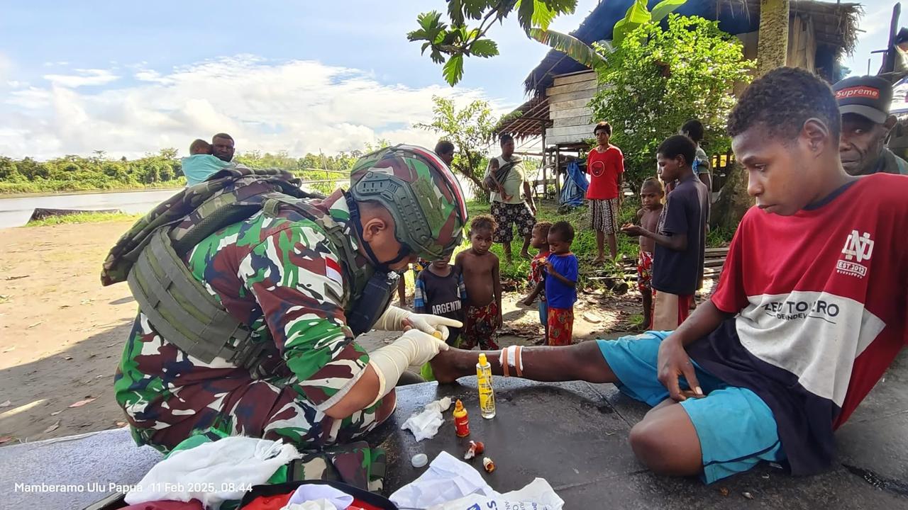 Satgas Yonif 614/Raja Pandhita Memberikan Pelayanan Kesehatan Gratis Kepada Masyarakat Kampung Dabra