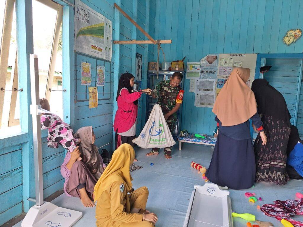 Babinsa Koramil 07/Penyinggahan Melaksanakan Pendampingan Posyandu Balita di Kampung Loaderes