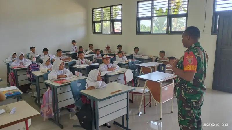 Babinsa Bukitraya Masuk Sekolah Kenalkan Profesi TNI dan Pentingnya Bela Negara