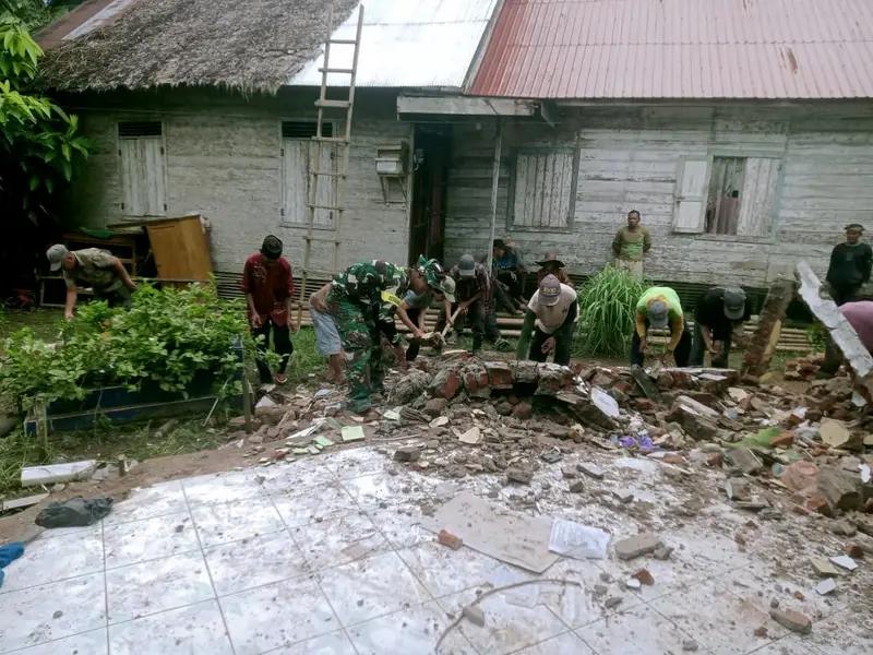 Kemanunggalan TNI Dengan Rakyat: Babinsa Koramil 1003-03/Angkinang Hadir Dalam Kegiatan Pemugaran Masjid