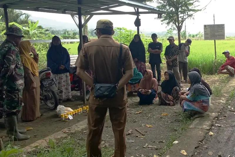 Babinsa Koramil 1003-02/Padang Batung Bagikan Racun Tikus Dan Obat Penghilang Hama Wereng Kepada Petani Di Desa Jambu Hulu