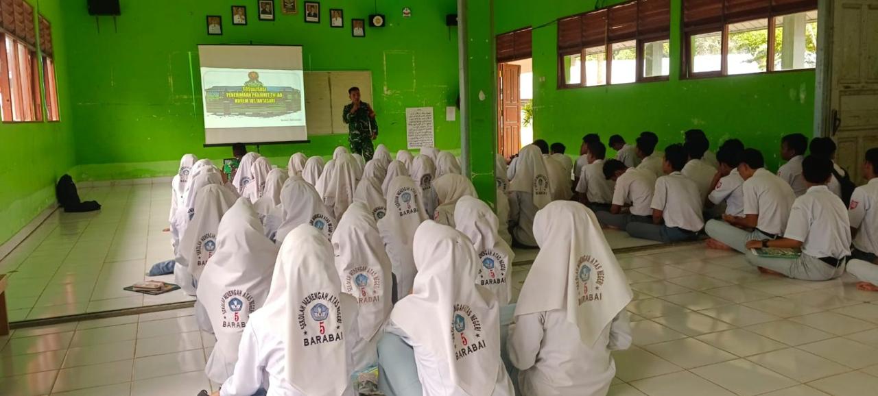 Danramil Haruyan Sosialisasikan Rekrutmen TNI-AD di SMA Negeri 5 HST