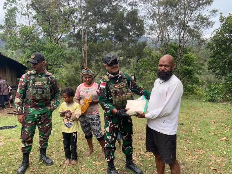 Berbagi Sembako Wujudkan Kepedulian Satgas Yonif 614/Raja Pandhita