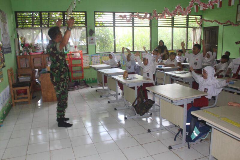 Personel Kodim 1009/Tla Perkenalkan Matematika Metode Gasing Kepada Siswa-Siswi UPTD SD Negeri 5 Angsau