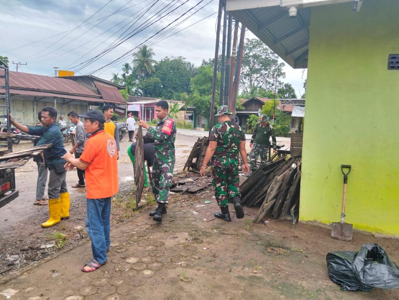 TNI Koramil 1008-05/Kelua Lakukan Aksi Bersih-Bersih di Pasar Muara Harus