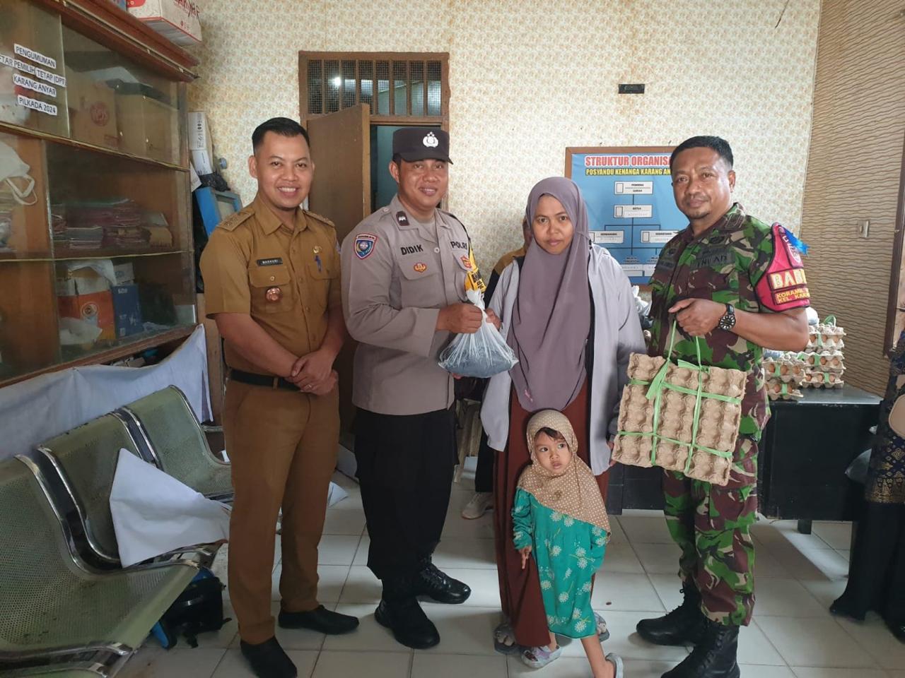 Dampingi Pihak Terkait, Babinsa Koramil 0907/03 Tarbar Instansi Salurkan Bantuan Penambah Gizi Anak Stunting