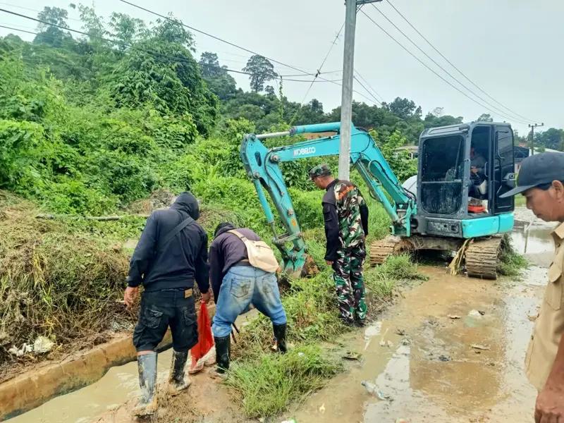 Jaga Kebersihan Lingkungan dan Cegah Banjir, Babinsa Koramil 02/Gunta Monitoring Pembersihan Drainase