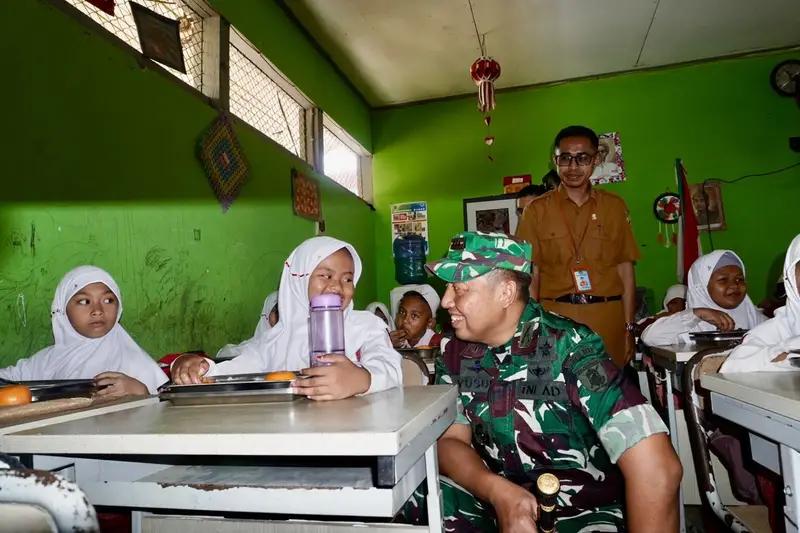 Dandim 0901/Samarinda Tinjau Langsung Pelaksanaan Makan Bergizi Gratis di SD Negeri 004