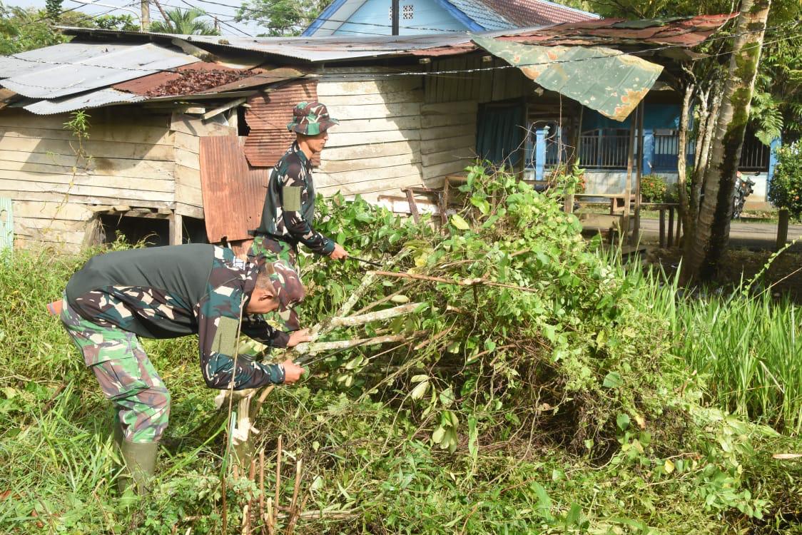 Anggota Kodim 1002/HST Gotong Royong Bersihkan Lingkungan Asrama