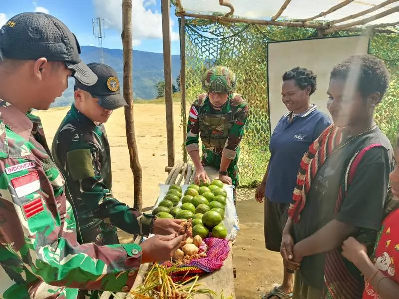 Satgas Yonif 614/Raja Pandhita Tingkatkan Kesejahteraan Masyarakat Melalui Program Borong Hasil Bumi
