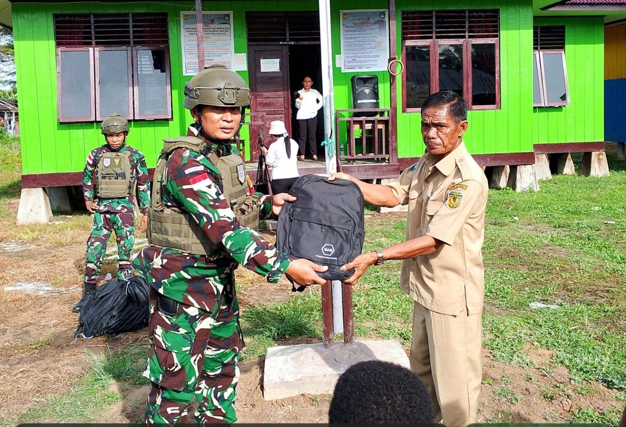 Satgas Yonif 611/Awang Long, Melaksanakan Kegiatan Pembinaan Tertorial di SD Jita Sekaligus Bagikan Sarana Sekolah