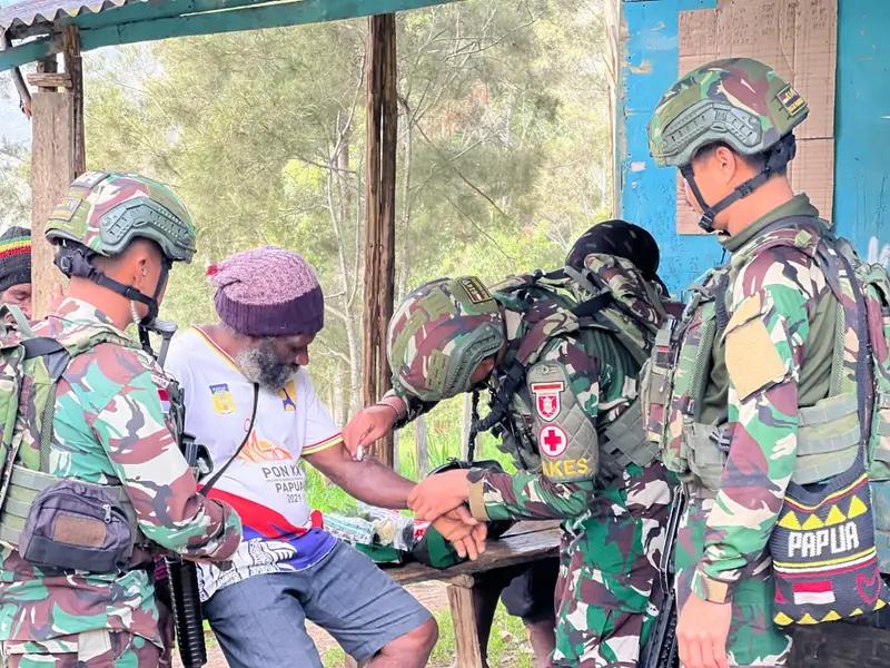 Pemeriksaan Kesehatan Diberikan Satgas Yonif 614/Rjp Sembari Anjangsana di Kampung Konikme