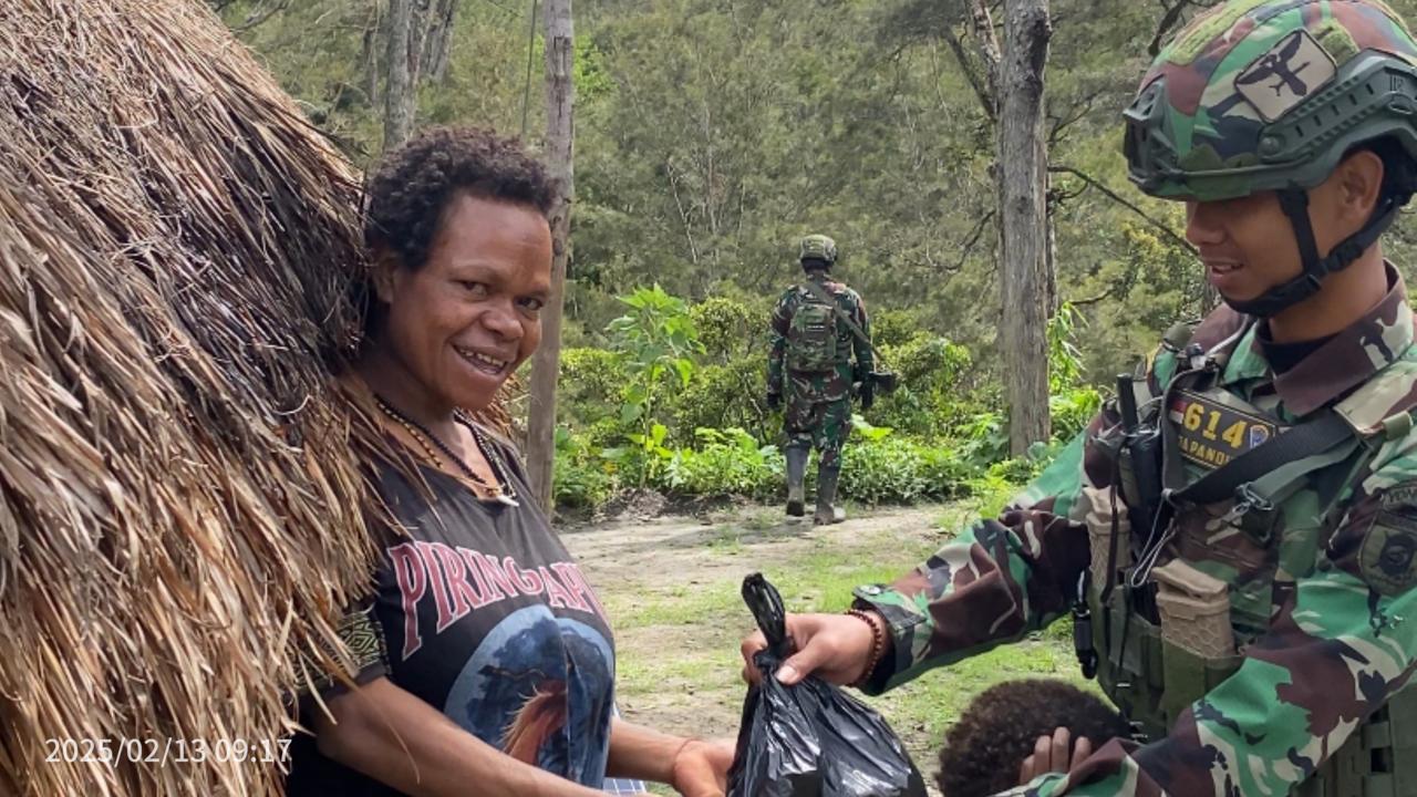 Satgas Yonif 614/Raja Pandhita Anjangsana dan Bagikan Sembako kepada Warga Kampung Tima