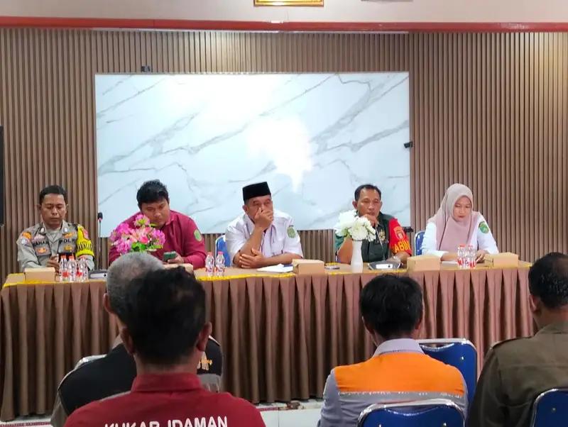 Peduli Lingkungan Sekitar, Babinsa Koramil 0908-03/Anggana Hadiri Musyawarah Rencana Perbaikan Jalan