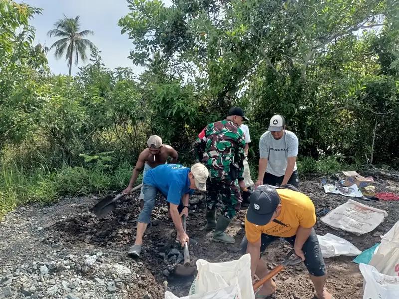 Babinsa Koramil 1005-08/Anjir Muara Lakukan Gotong Royong Perbaiki Jalan Berlubang