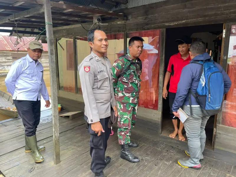Pendampingan Dilakukan Babinsa Dalam Survei Calon Penerima BLT-DD di Sungai Rangas Ulu
