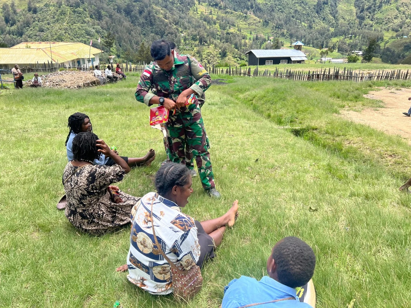 Prajurit Satgas Pamtas RI-PNG Pos Balingga Bagikan Makanan kepada Masyarakat Kampung Balingga