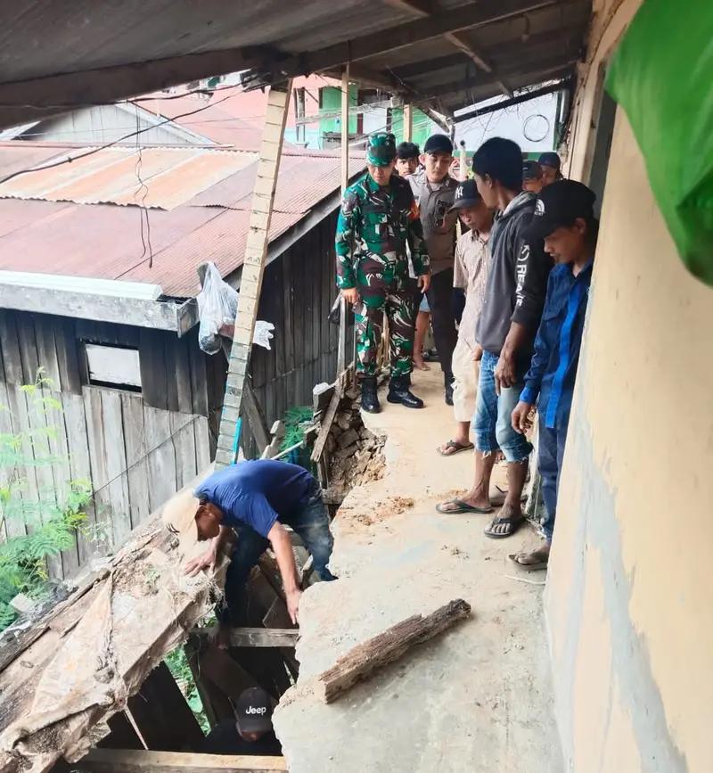 Babinsa Bersama Masyarakat Tinjau Potensi Longsor di Pemukiman