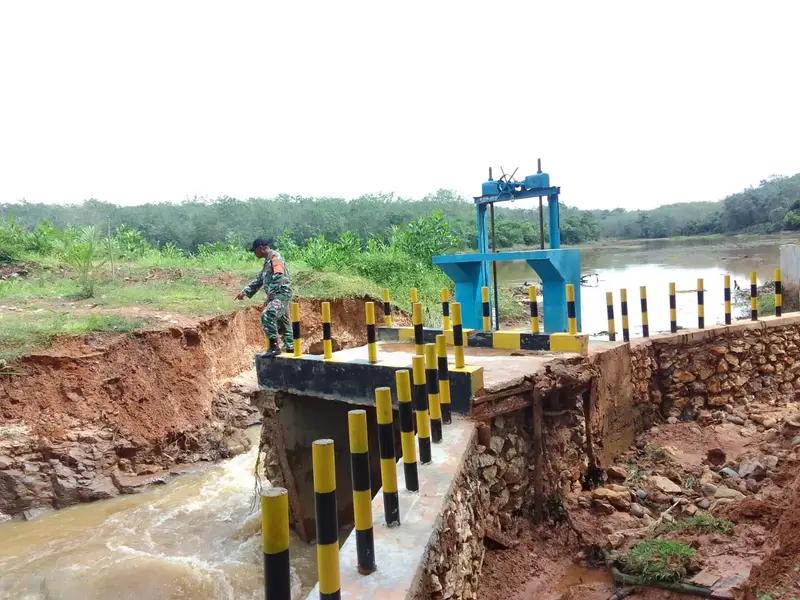 Kerusakan Bendungan Cekdam di Juai, Babinsa Koramil 1001-01/Juai Lakukan Pengecekan