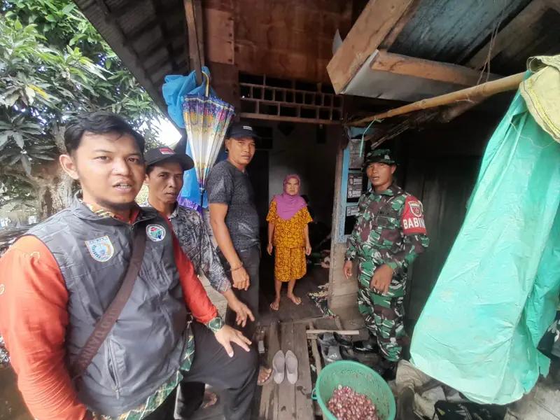 Babinsa Martapura Bersinergi, Pengecekan Door to Door kepada Warga Terdampak Banjir
