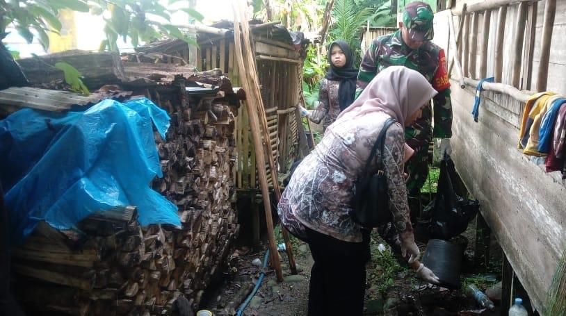 Cegah Demam Berdarah Koramil 1002-07/Batu Benawa Bersama Puskesmas Pagat Gencarkan Pemberantasan Sarang Nyamuk (PSN)
