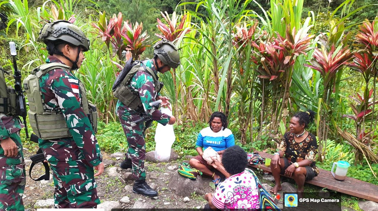 Satgas Yonif 611/ Awang Long, Jumat Berkah Pererat Hubungan TNl dan Masyarakat