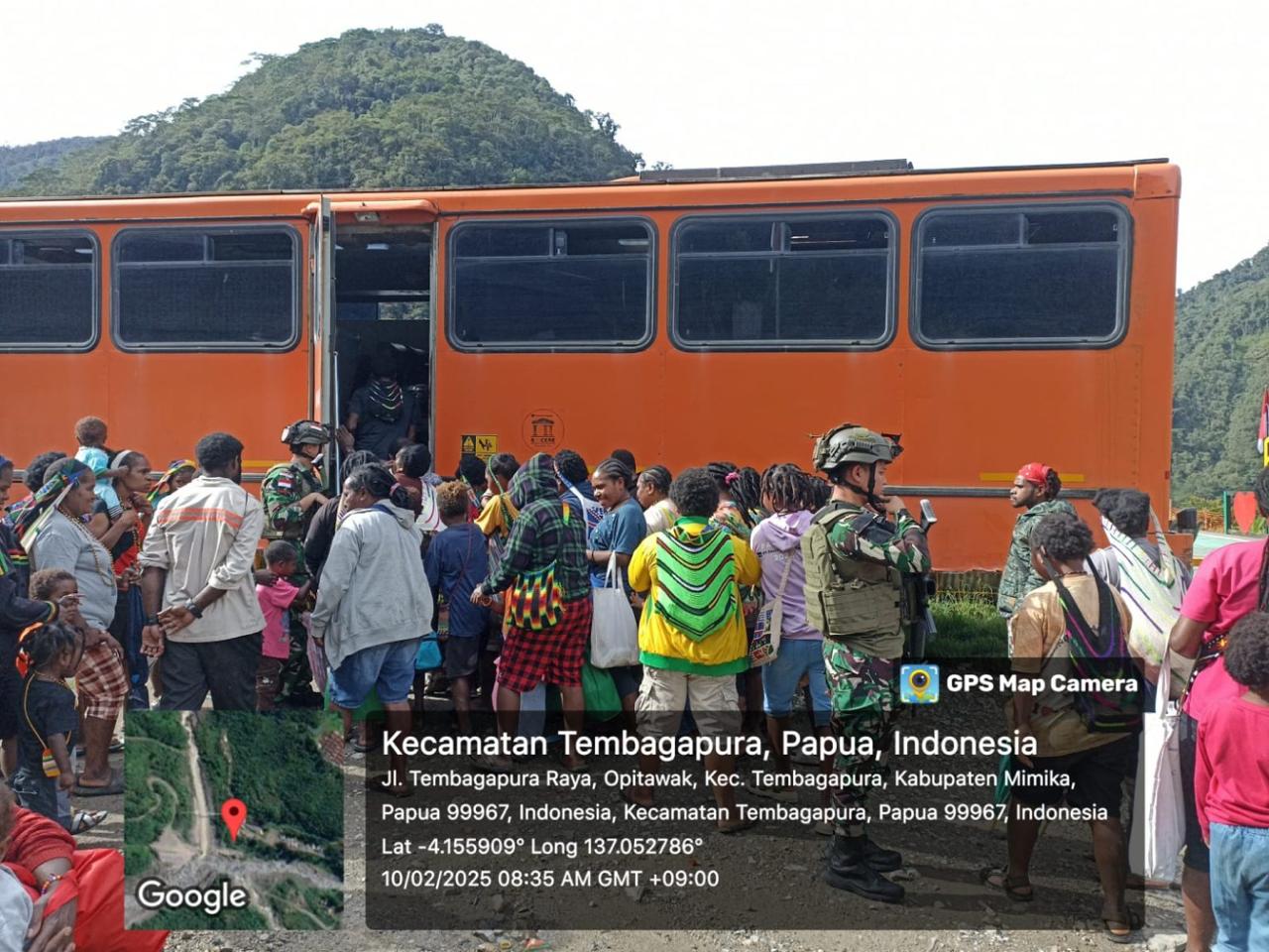 Bantu Kenyamanan Warga, Satgas Yonif 611/Awang Long Melaksanakan Pengamanan dan Pengawalan Bus