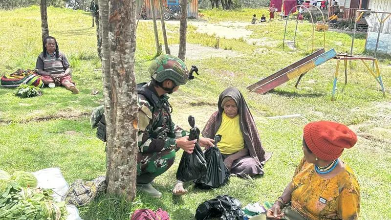 Satgas Yonif 614/Rjp Berikan Sembako Kepada Warga