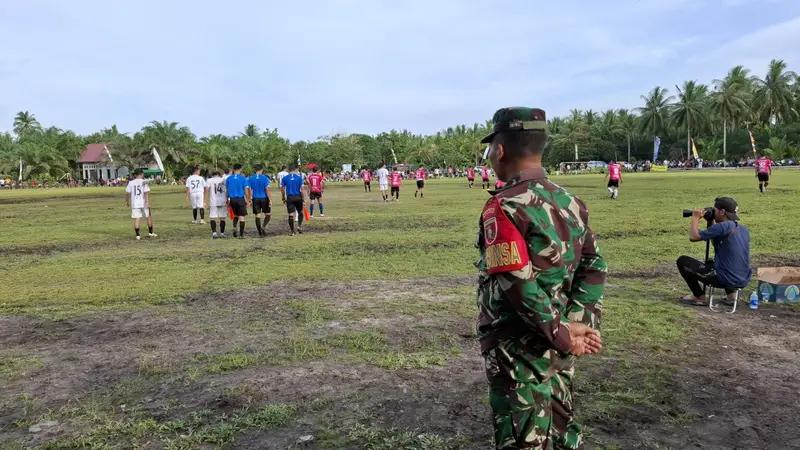 Yakinkan Aman , Babinsa T Tengah Kawal Pertandingan Babak 8 Besar Open Bere-Bere Cup