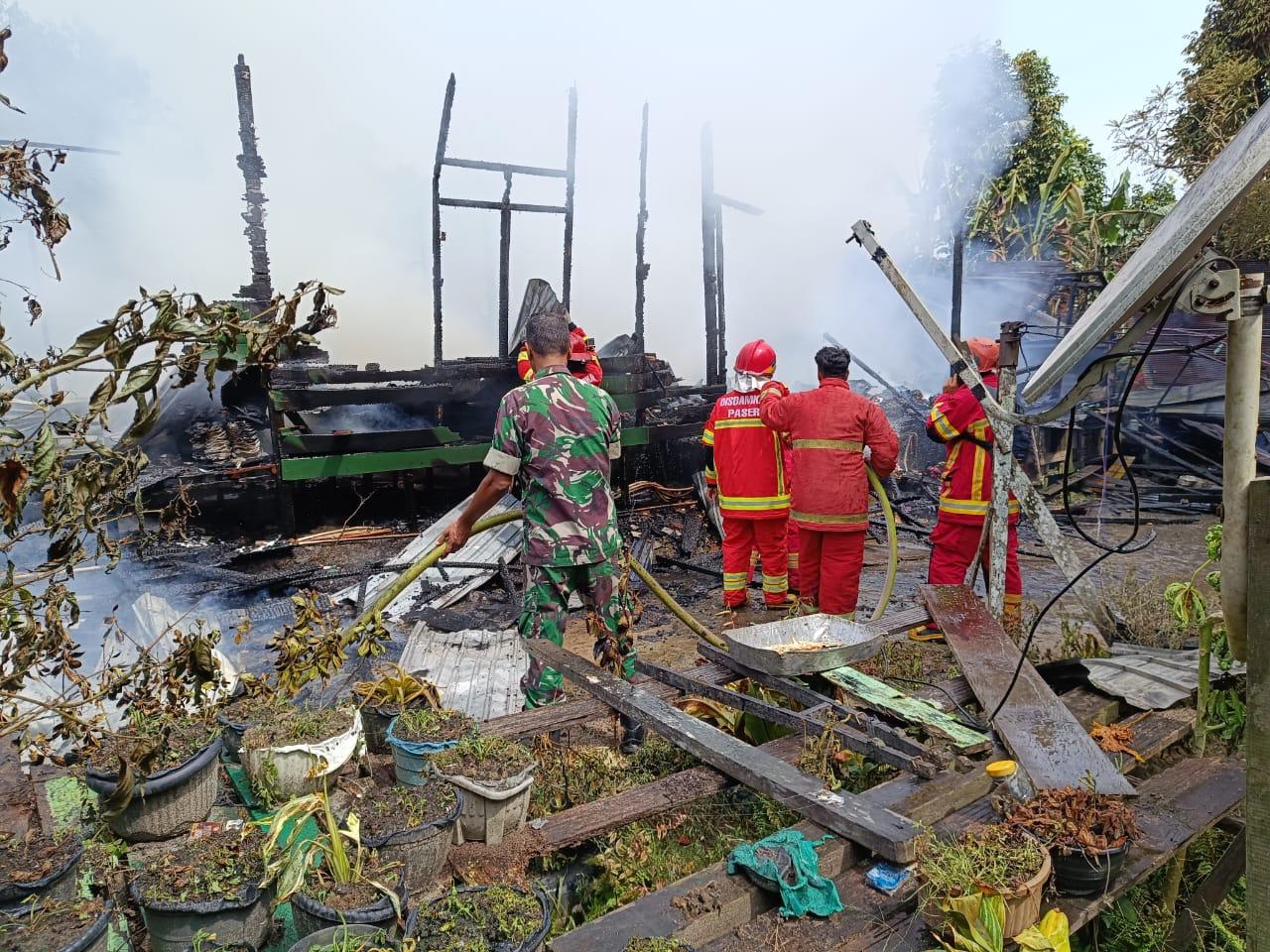 Babinsa Tapis Bantu Padamkan Api Yang Melahap Rumah Warganya