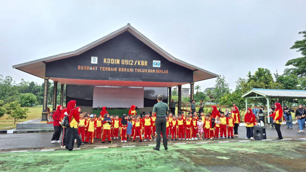 Kunjungan TK Negeri 1 Melak Ke Kodim 0912/Kubar