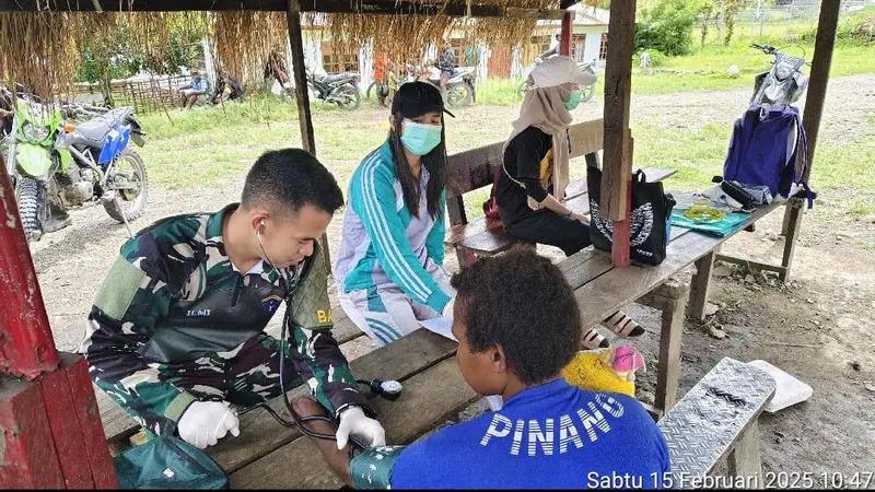 Satgas Yonif 614/Raja Pandhita Laksanakan Pemerikasaan Kesehatan Warga di Honai Pos Kanggime
