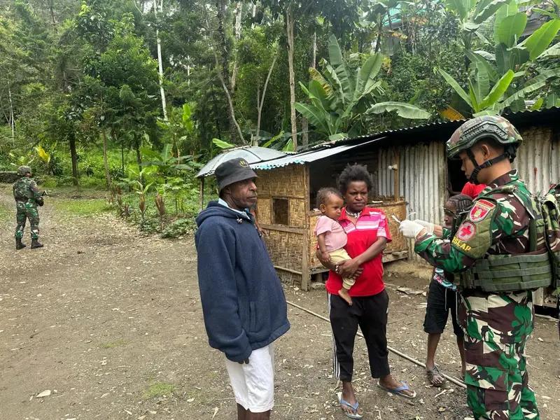 Selain Anjangsana dan Pemeriksaan Kesehatan, Satgas Yonif 614/Rjp juga Bagikan Sembako di Karubaga