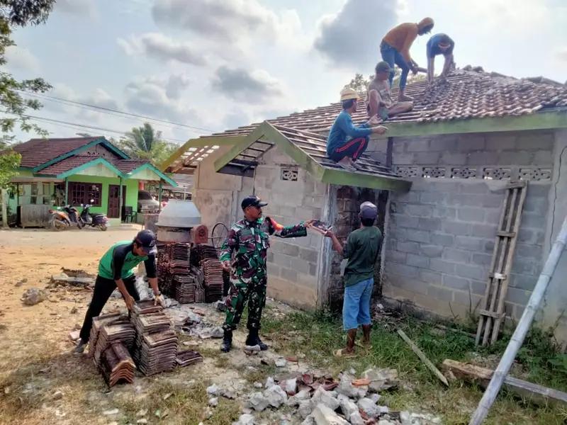 Perdayakan Gotong Royong, Babinsa Bukitraya Ajak Warga Perbaiki Mushola