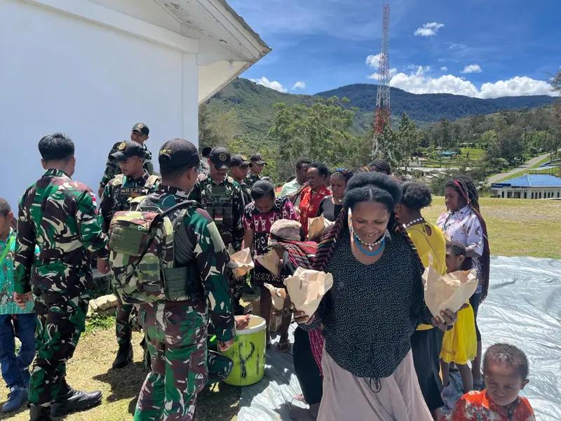 Ratusan Nasi Bungkus Untuk Jemataan, Momen Kepedulian Satgas Yonif 614/Rjp