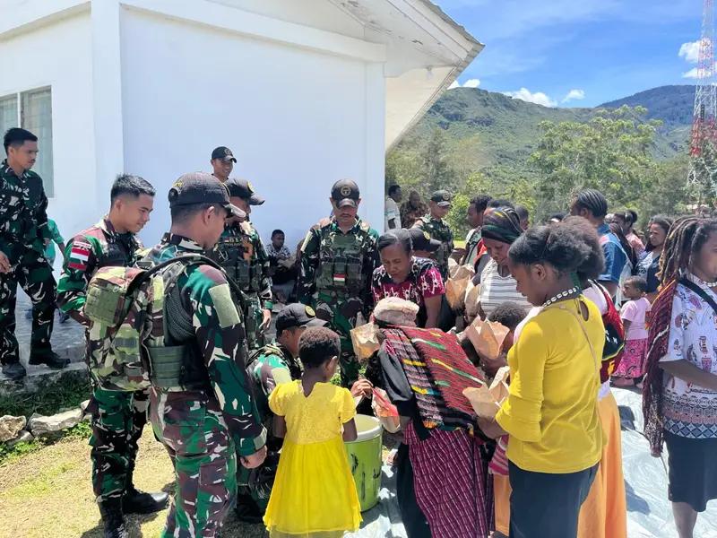 Satgas Yonif 614/Raja Pandhita Melaksanakan Minggu Kasih Dengan Membagikan 150 Nasi Bungkus Kepada Jemaat Gereja Wiyawere