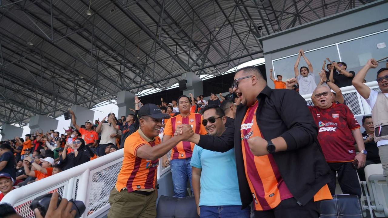 Danrem 091/ASN berbaur dengan masyarakat saksikan langsung Sepak Bola BRI Liga 1 antara Borneo FC vs Barito Putera
