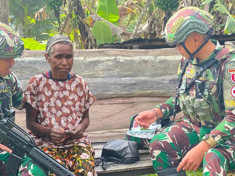 Warga Kampung Konikme Menerima Pengobatan Gratis