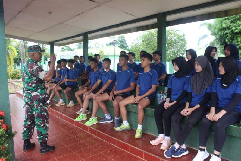 Dekati Pemuda-Pemudi Yang Sedang Berolahraga Personel Kodim 1009/Tla Berikan Penjelasan Tentang Rekrutmen TNI AD