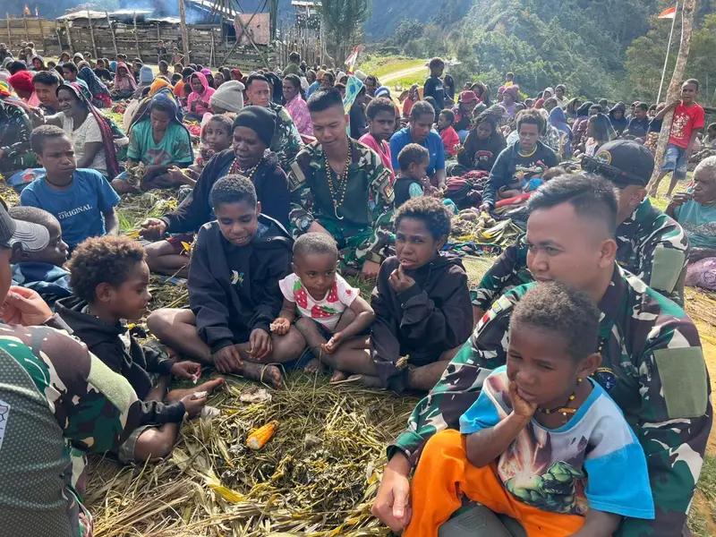 Satgas Yonif 614/Raja Pandhita Lestarikan Tradisi Bakar Batu di Papua