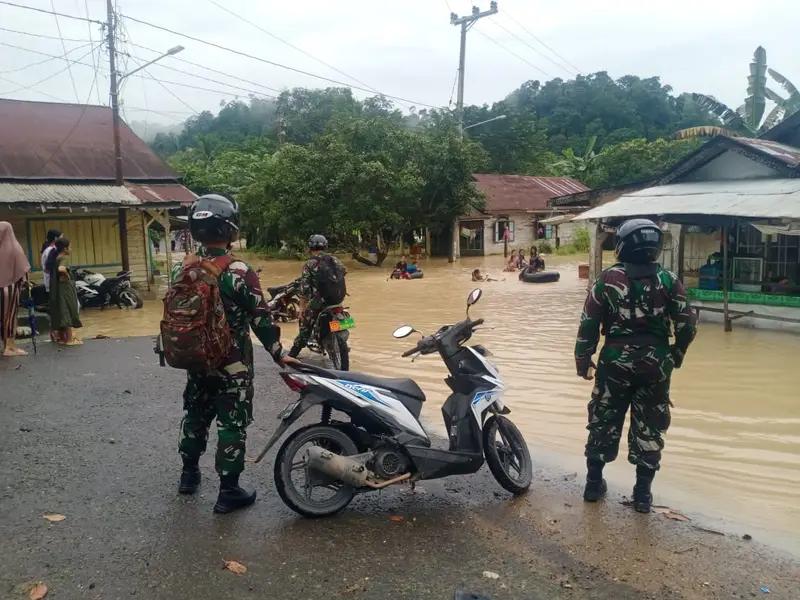Antisipasi Bencana, Pemantauan Genangan Air Babinsa Koramil 1010-07/Piani di Wilayah