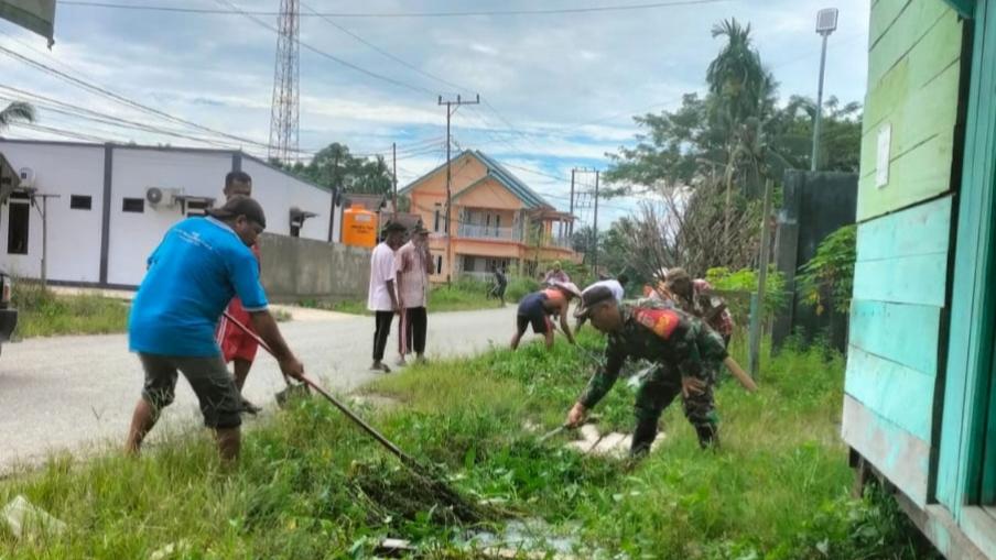 Wujudkan Hidup Sehat dan Lingkungan Bersih, Babinsa Jelarai Selor Bersama Warga Bersihkan Selokan