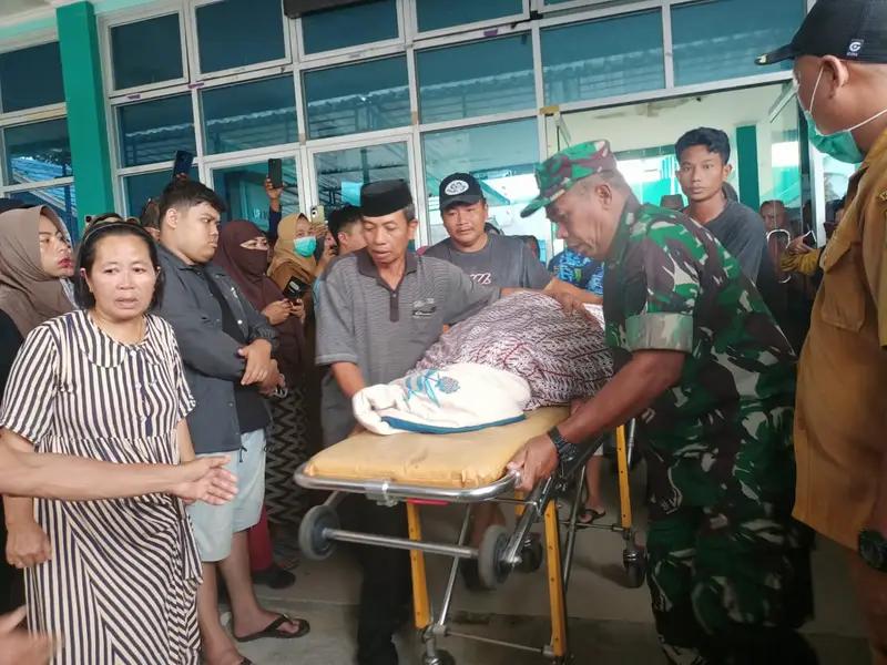 Danramil 0902-03/P. Derawan Bersama Anggota, Bantu Proses Evakuasi Orang Meninggal Dunia