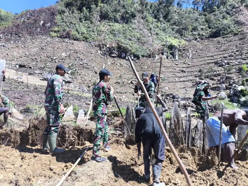 Pos Balingga Satgas Yonif 614/Raja Pandhita Bantu Masyarakat Membuka Lahan Kebun